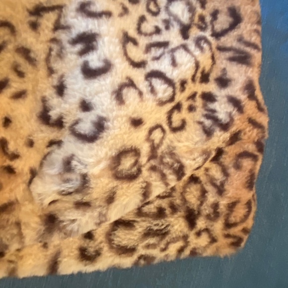 Scarf, Snow Leopard print Infinity Scarf Faux Fur NWT - Picture 5 of 6
